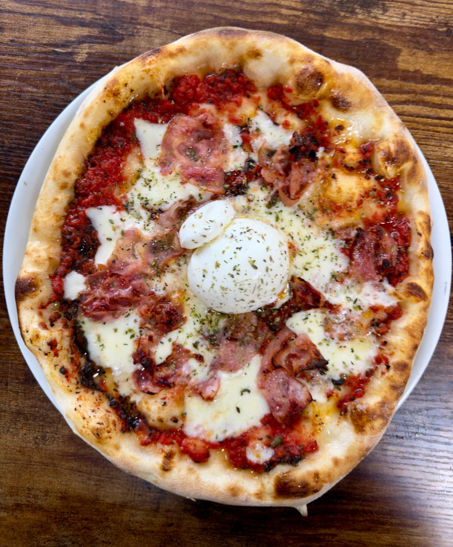 Pizza con ingredientes italianos