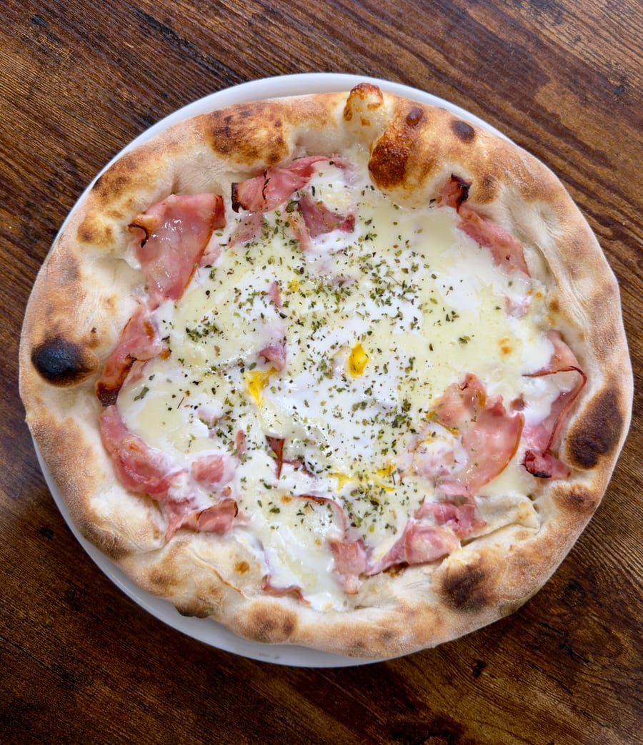 Pizza recién salida del horno