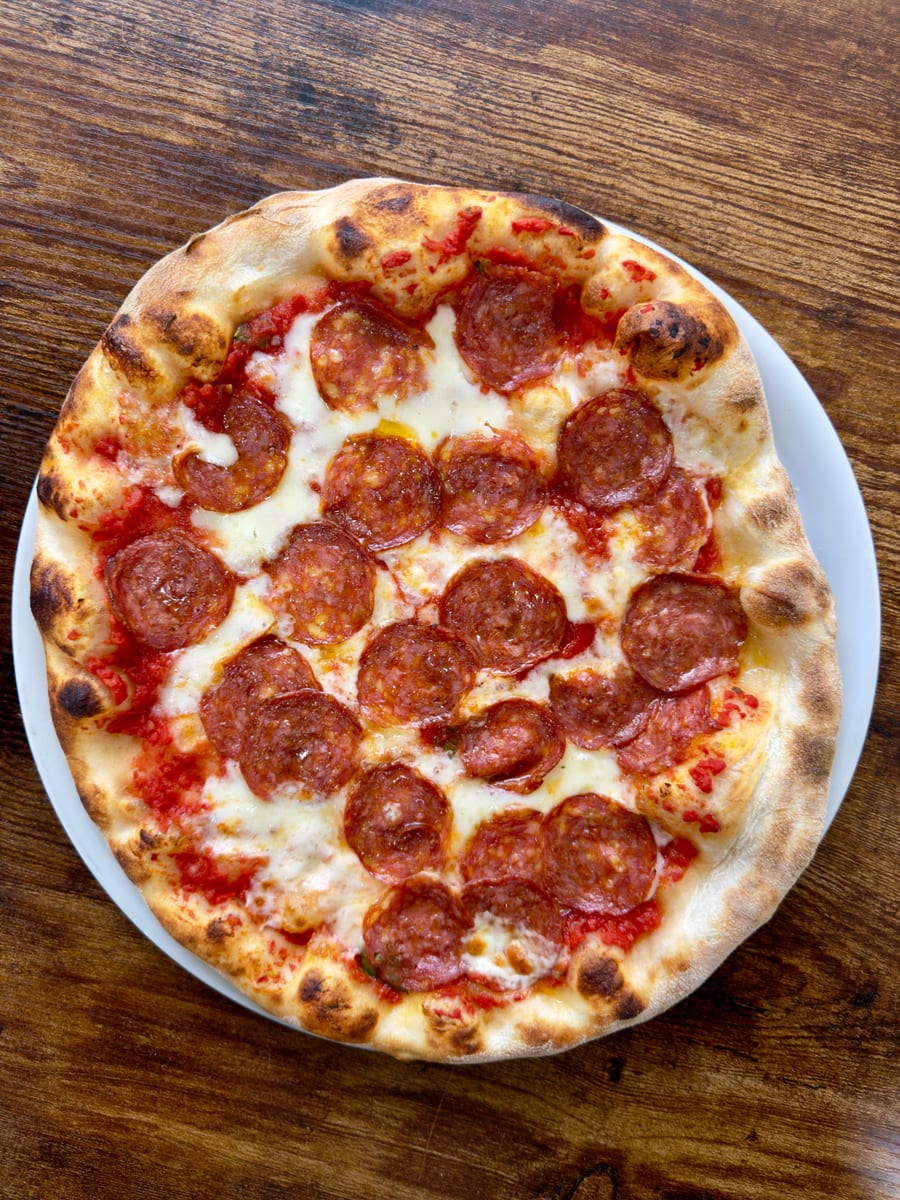 Pizza artesanal con burrata