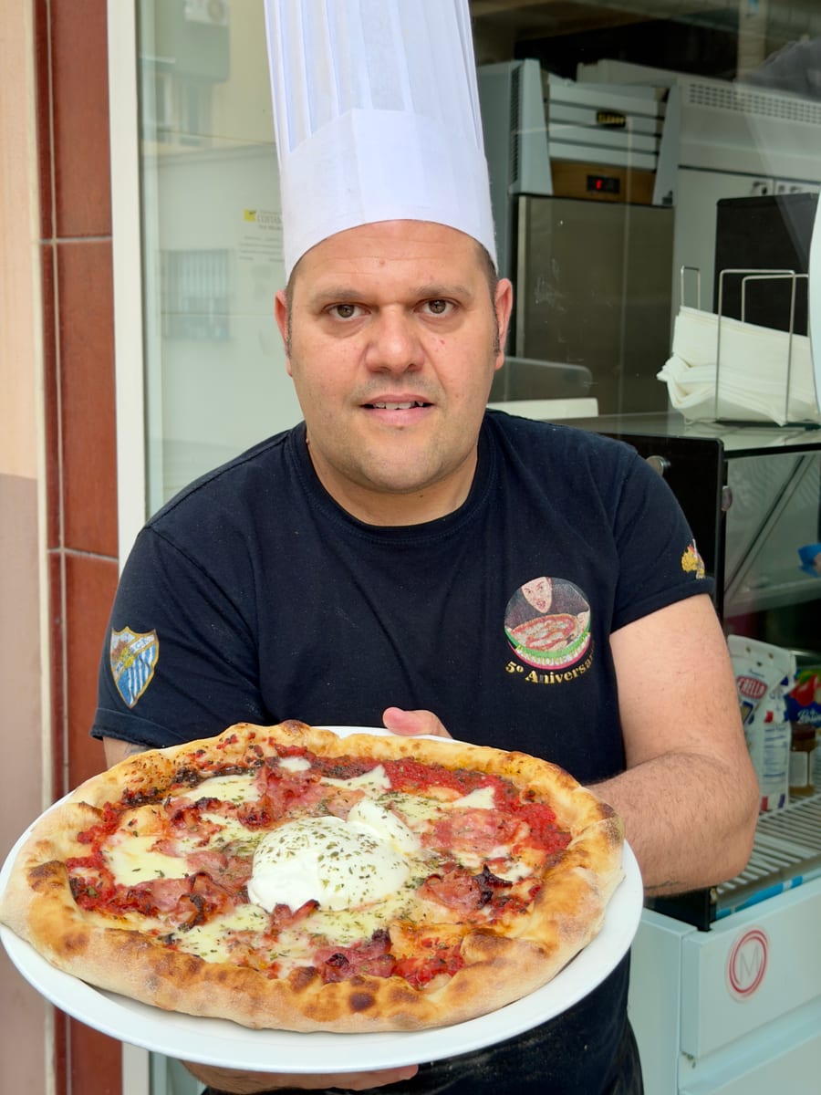 Detalle de pizza napolitana